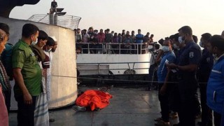 লঞ্চের ছাদে অজ্ঞাত যুবকের লাশ